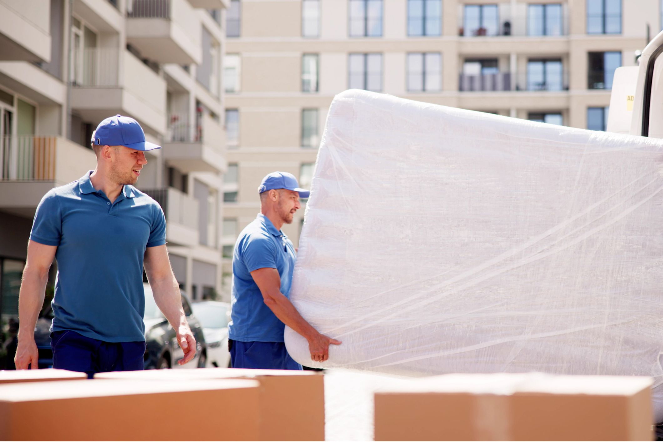 Umzugsmitarbeiter räumen Matratze aus